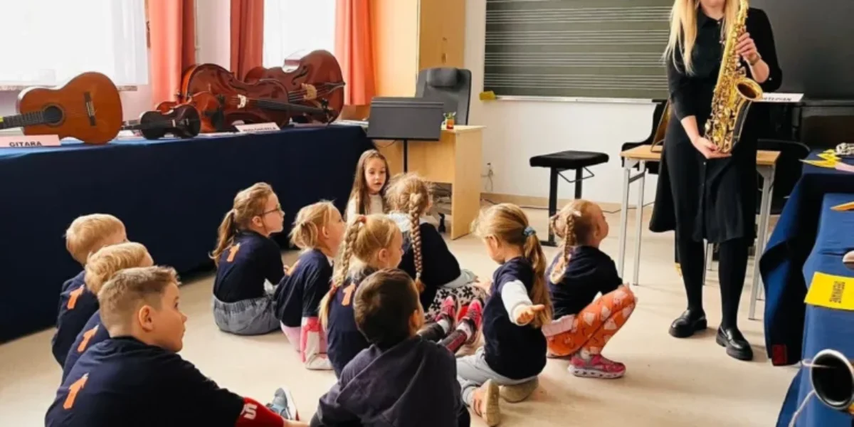 przedszkole-jedyneczka-w-szkole-muzycznej-pokaz-instrumentow-ełk00004