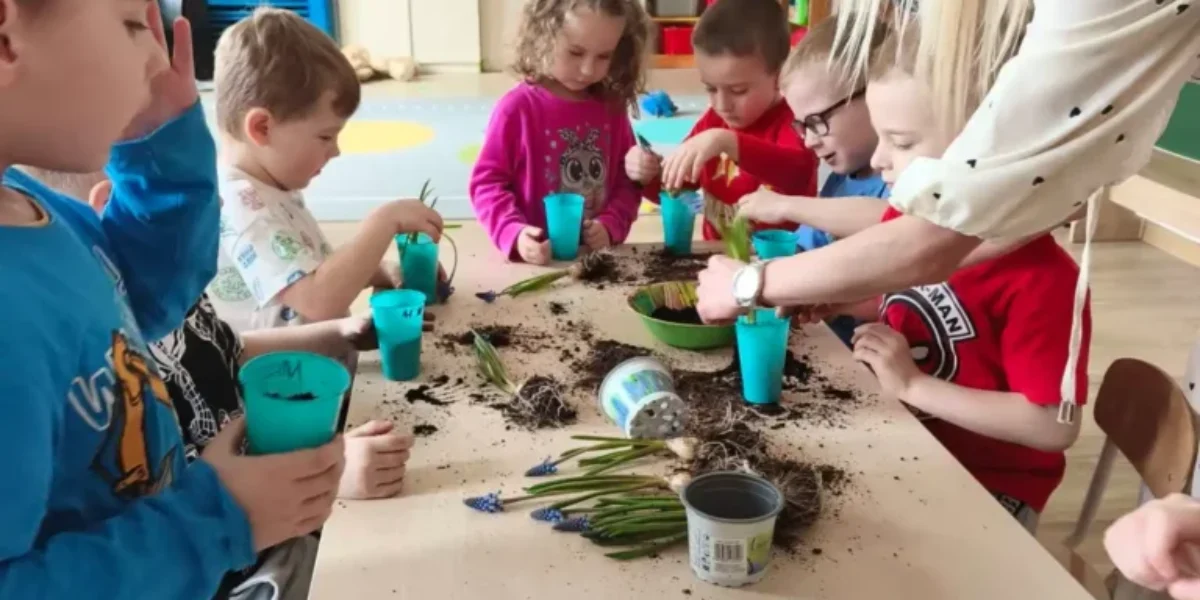 jedyneczka-przedszkole-elk-wiosenne-nasadzenia-nauka-sadzenia-roslin-1